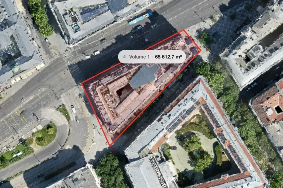 A drawn boundary around a building site in the viewer with the computed volume shown in cubic metres